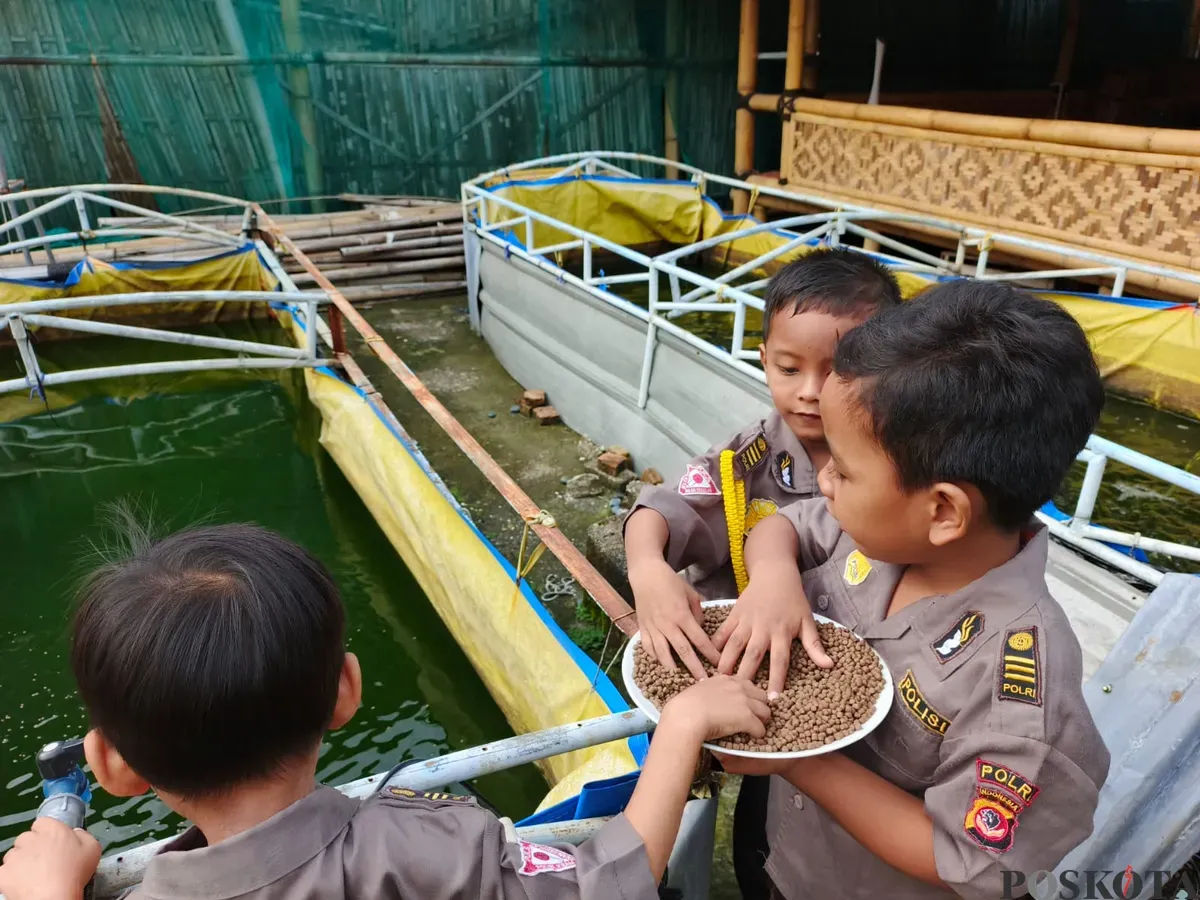 Anak-anak di sekolah alam terlihat gembira saat belajar di luar. Mereka bisa berinteraksi langsung dengan tanaman, ikan, hingga hewan ternak. (Sumber: Poskota/Nurpini Aulia Rapika)