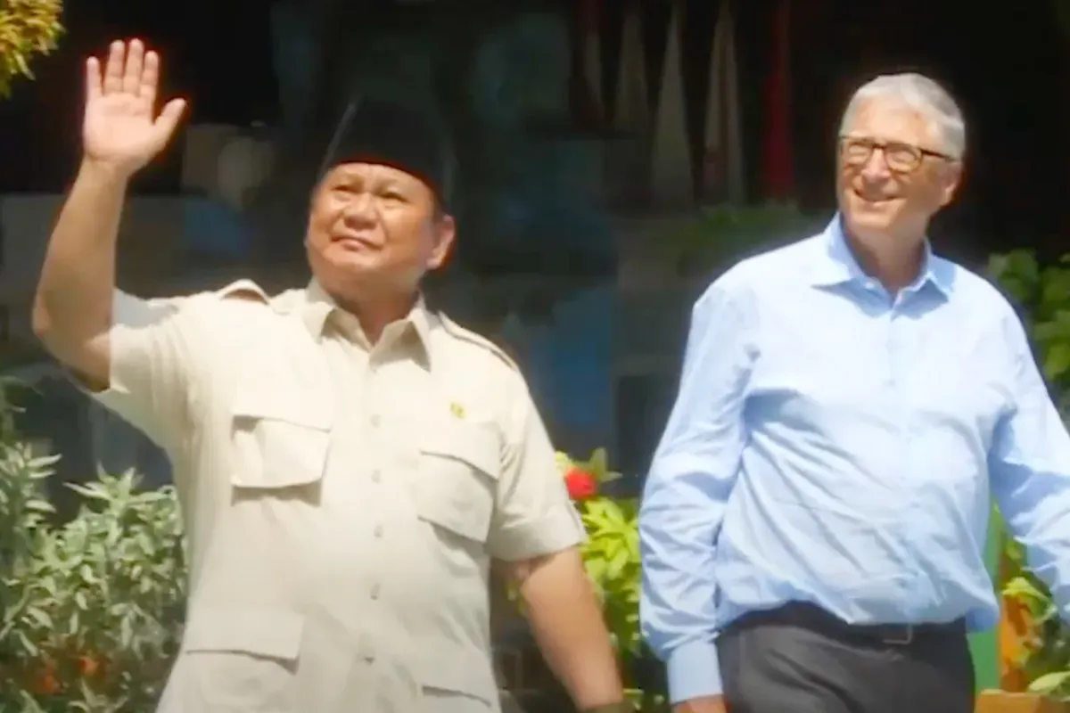 Potret Prabowo Subianto (kiri) dan Bill Gates (kanan) saat meninjau program Makan Bergizi Gratis (MBG) di SDN Jati 03 Jakarta Timur. (Sumber: YouTube/Sekretariat Negara)