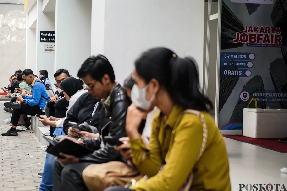 Pencari kerja memadati bursa kerja atau job fair yang diadakan Pemerintah Provinsi Jakarta di Gor Kemayoran, Jakarta, Selasa, 6 Mei 2025. (Sumber: Poskota/Bilal Nugraha Ginanjar)