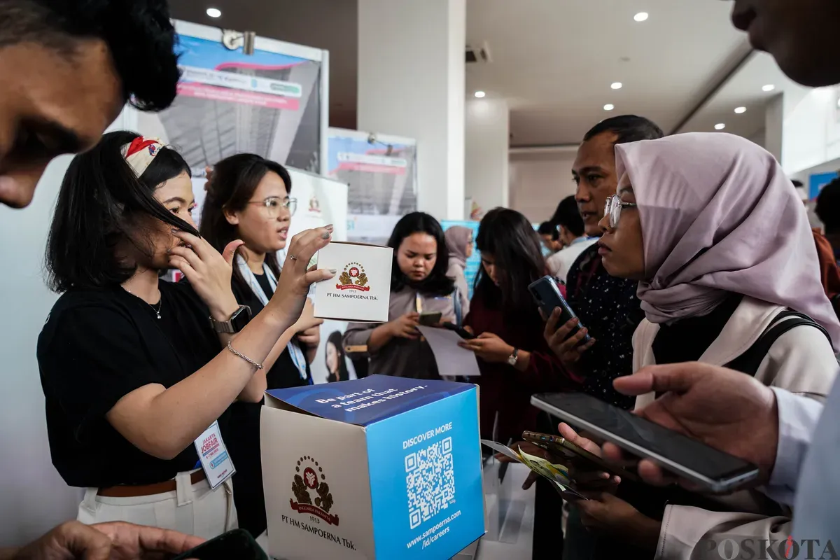 Pencari kerja memadati bursa kerja atau job fair yang diadakan Pemerintah Provinsi Jakarta di Gor Kemayoran, Jakarta, Selasa, 6 Mei 2025. (Sumber: Poskota/Bilal Nugraha Ginanjar)