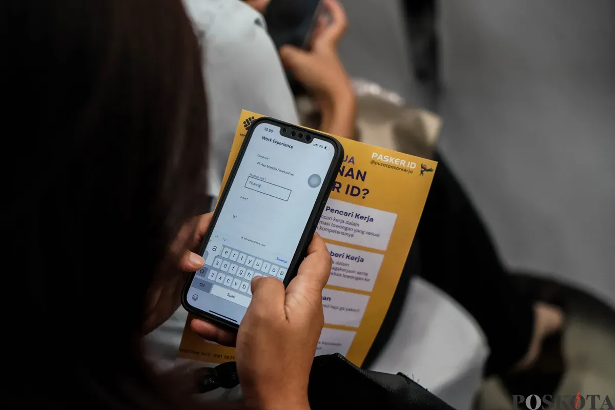 Seorang pencari kerja mengisi data diri untuk mendaftar pekerjaan dalam bursa kerja yang diadakan Pemerintah Provinsi Jakarta di GOR Kemayoran, Selasa, 6 Mei 2025. (Sumber: Poskota/Bilal Nugraha Ginanjar)