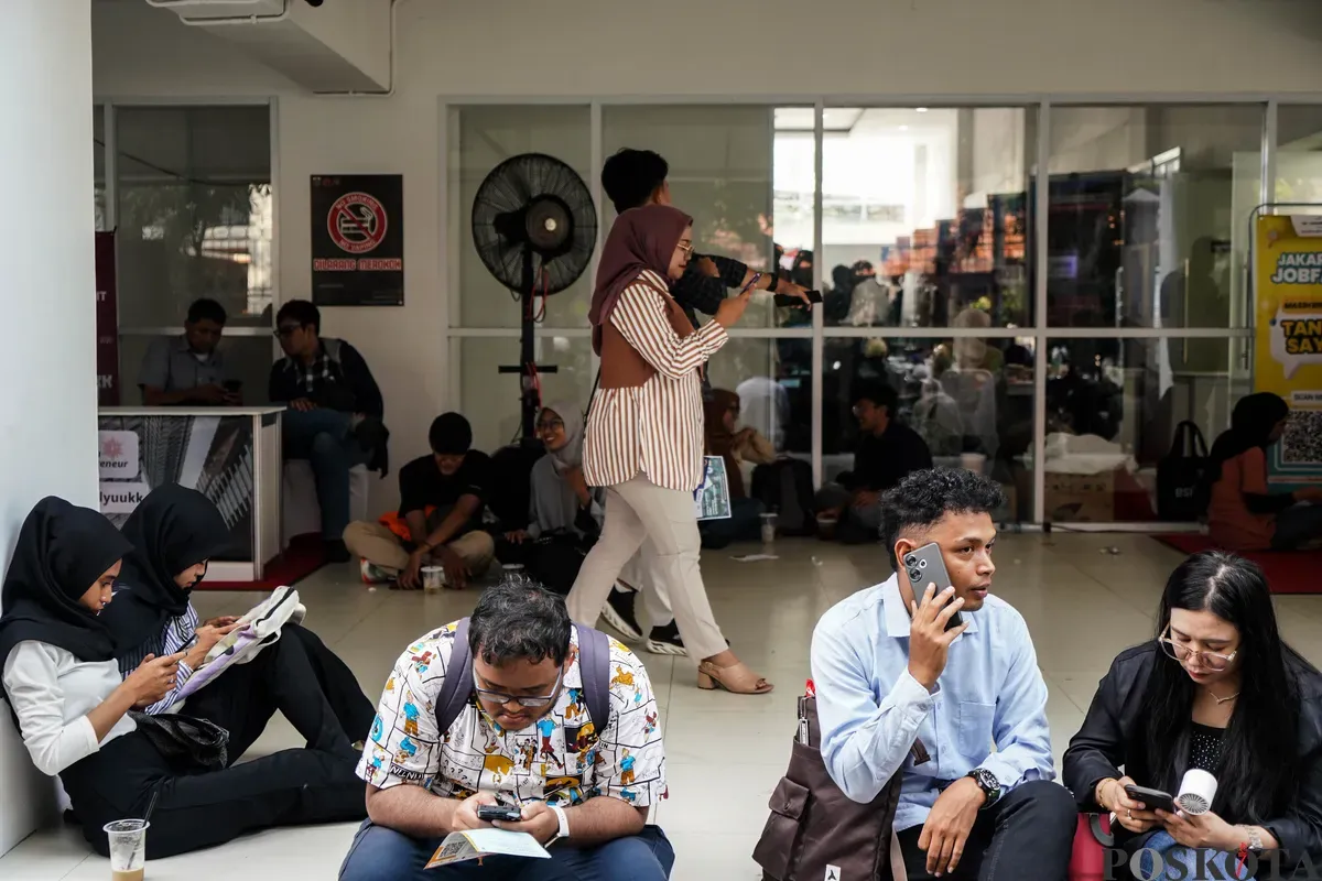 Pencari kerja memadati bursa kerja atau job fair yang diadakan Pemerintah Provinsi Jakarta di Gor Kemayoran, Jakarta, Selasa, 6 Mei 2025. (Sumber: Poskota/Bilal Nugraha Ginanjar)