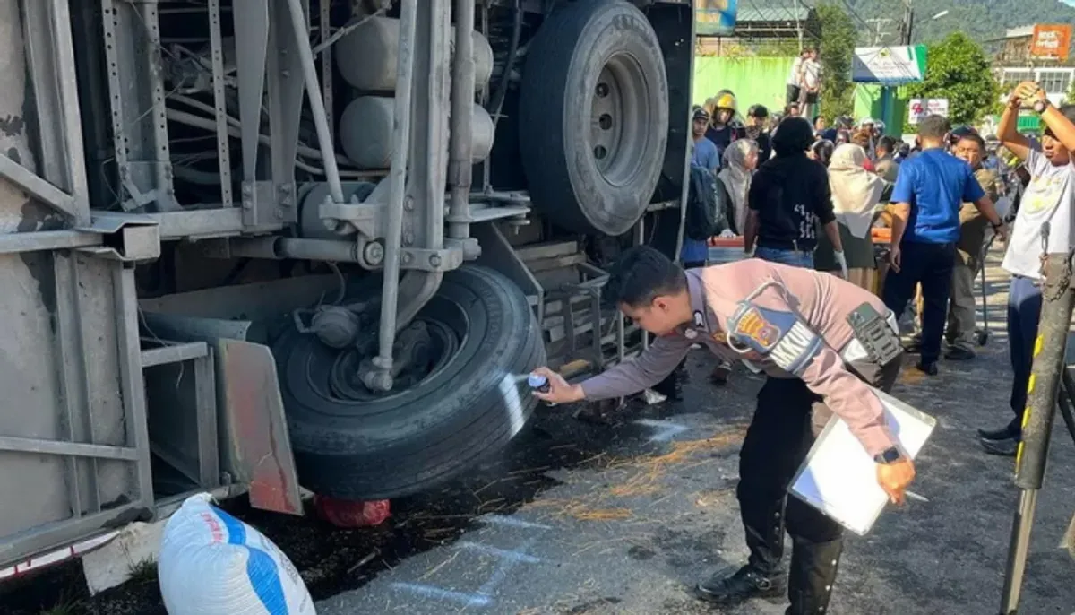 Bus ALS terguling di Padang Panjang, Sumatera Barat, menewaskan 12 orang. Diduga akibat rem blong, puluhan penumpang luka-luka. Sopir dalam kondisi koma. (Sumber: X/@AlwiHusin)