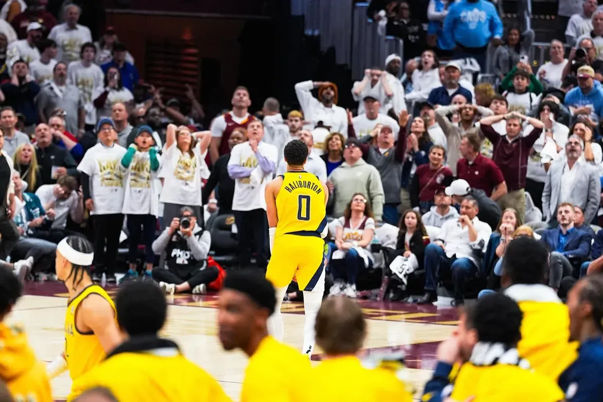 Tyrese Haliburton mencetak 3 poin penentu kemenangan dramatis Indiana Pacers atas Cleveland Cavaliers di game 2 semifinal wilayah timur playoff NBA 2025. (Sumber: Instagram @pacers)