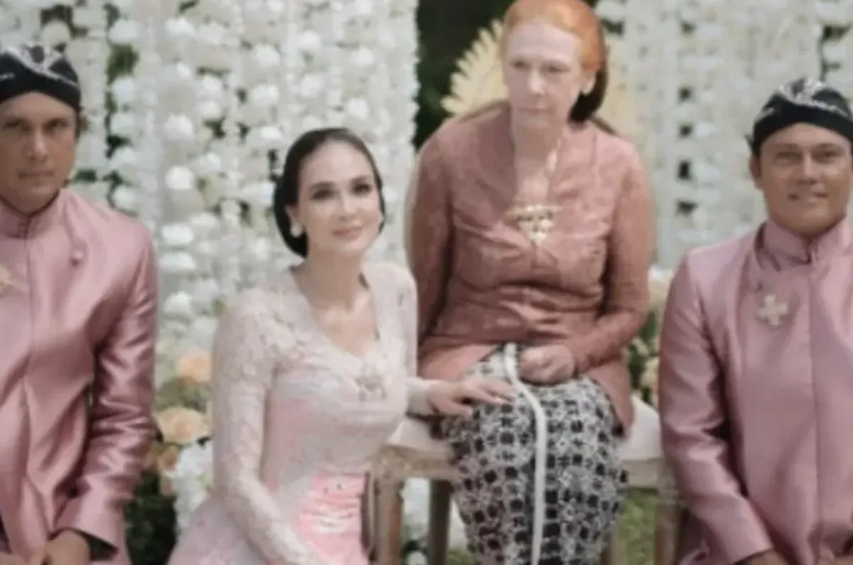 Menjelang pernikahannya yang telah lama dinantikan, Luna Maya menjalani prosesi siraman yang sarat makna budaya dan emosional pada Selasa, 6 Mei 2025, di Bali. (Sumber: Instagram/Luna Maya)