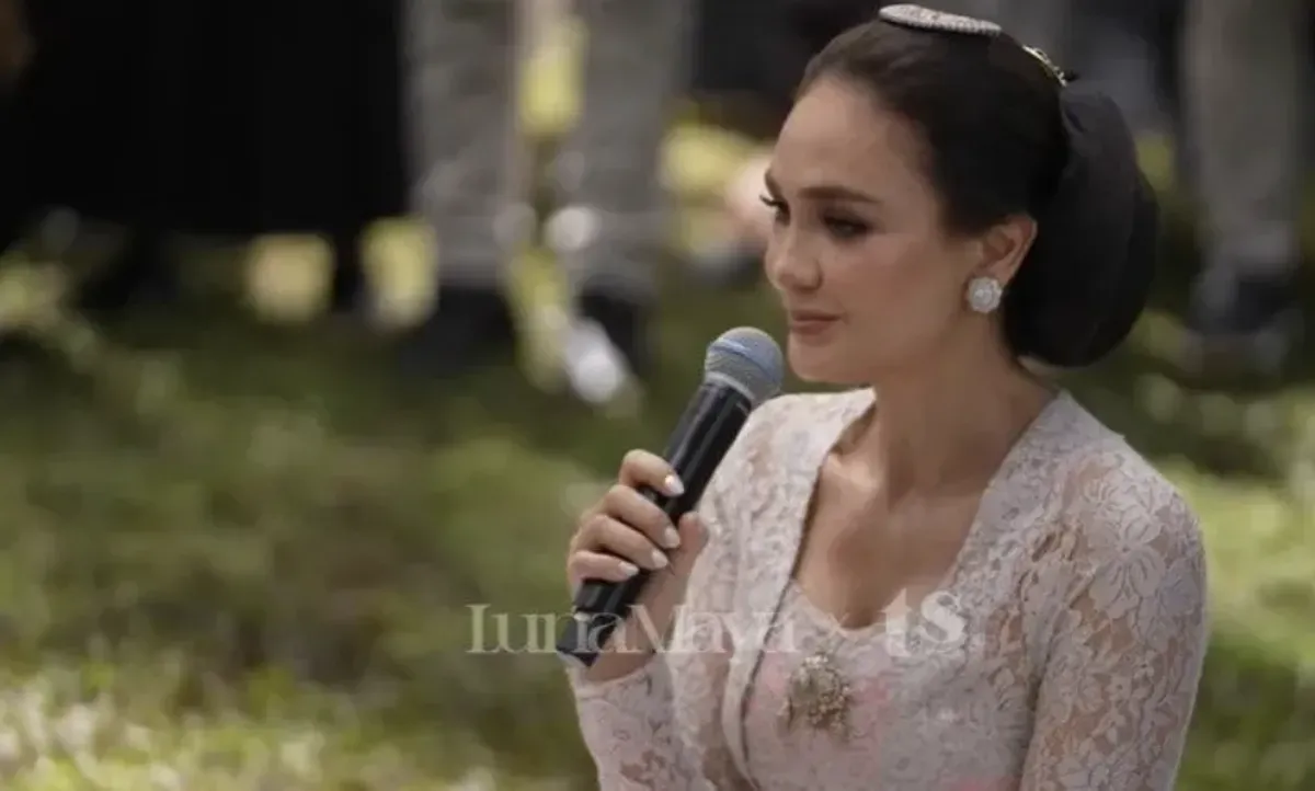 Luna Maya dan Maxime Bouttier resmi menikah di Ubud, Bali pada 7 Mei 2025, dalam prosesi privat yang dapat disaksikan secara live streaming oleh publik. (Sumber: Instagram/Luna Maya)
