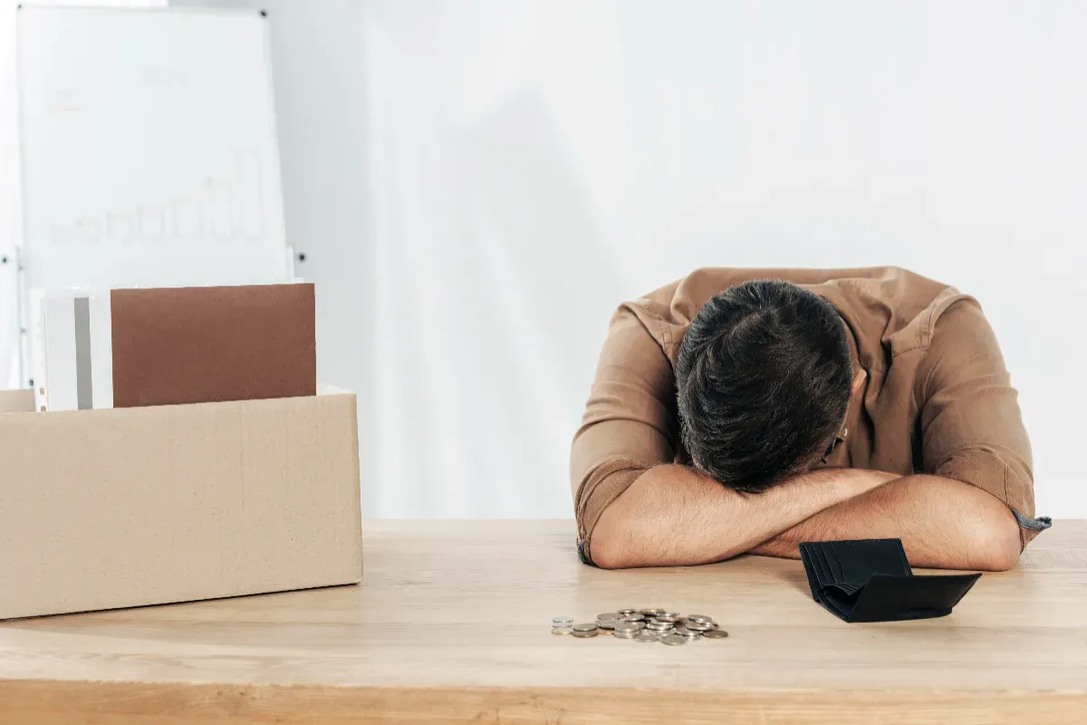 Ilustrasi debitur galbay yang sering dapat tagihan dari debt collector pinjol. (Sumber: Freepik)