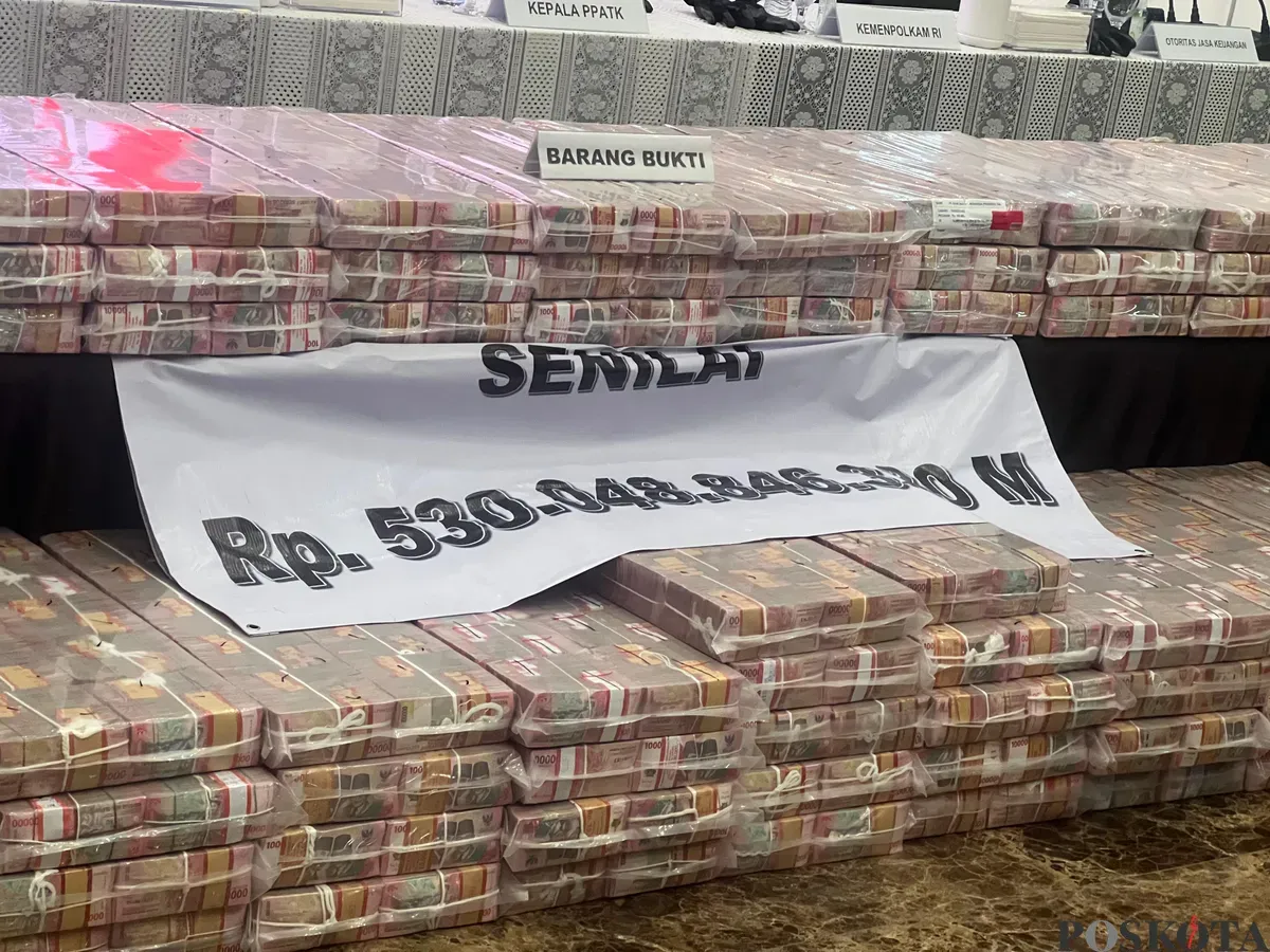 Barang bukti berupa tumpukan uang dalam kasus pengungkapan Tindak Pidana Pencucian Uang (TPPU) judi online, di Mabes Polri, Jakarta Selatan Rabu, 7 Mei 2025. (Sumber: Poskota/Ali Mansur)