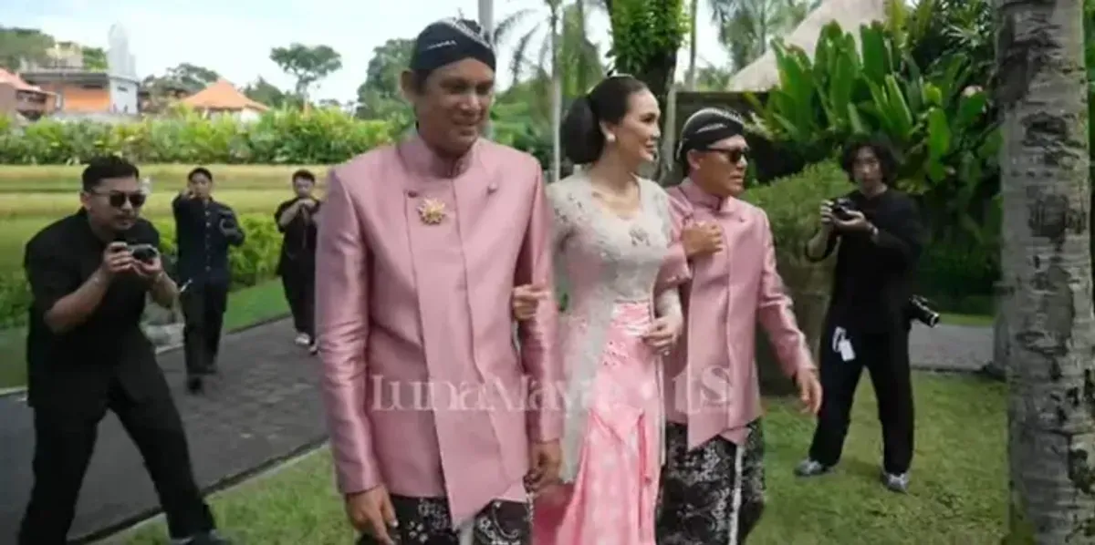 Luna Maya didampingi oleh sang kakak Ismael Dully dan Tipi Jabrik. (Sumber: YouTube/TS Media)