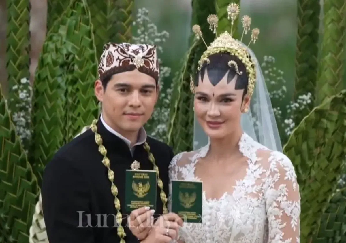 Raffi Ahmad mengaku merasa cukup emosional dan merasa senang saat mengetahui Luna Maya dan Maxime Bouttier menikah. (Sumber: Tangkap layar YouTube/Luna Maya)