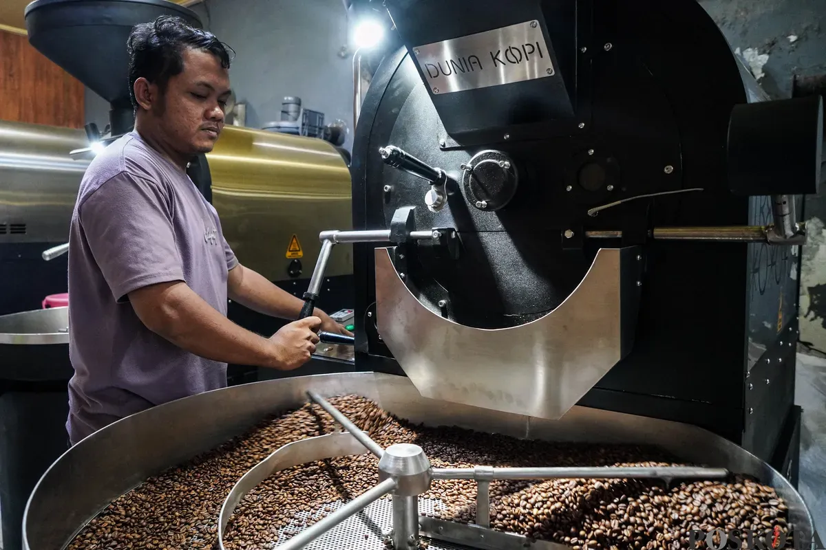 Penyangrai kopi atau coffee roaster sedang menjalani aktivitasnya menyangrai biji kopi di Toko Dunia Kopi, Pasar Santa, Jakarta Selatan, Selasa, 6 Mei 2025. (Sumber: Poskota/Bilal Ginanjar)