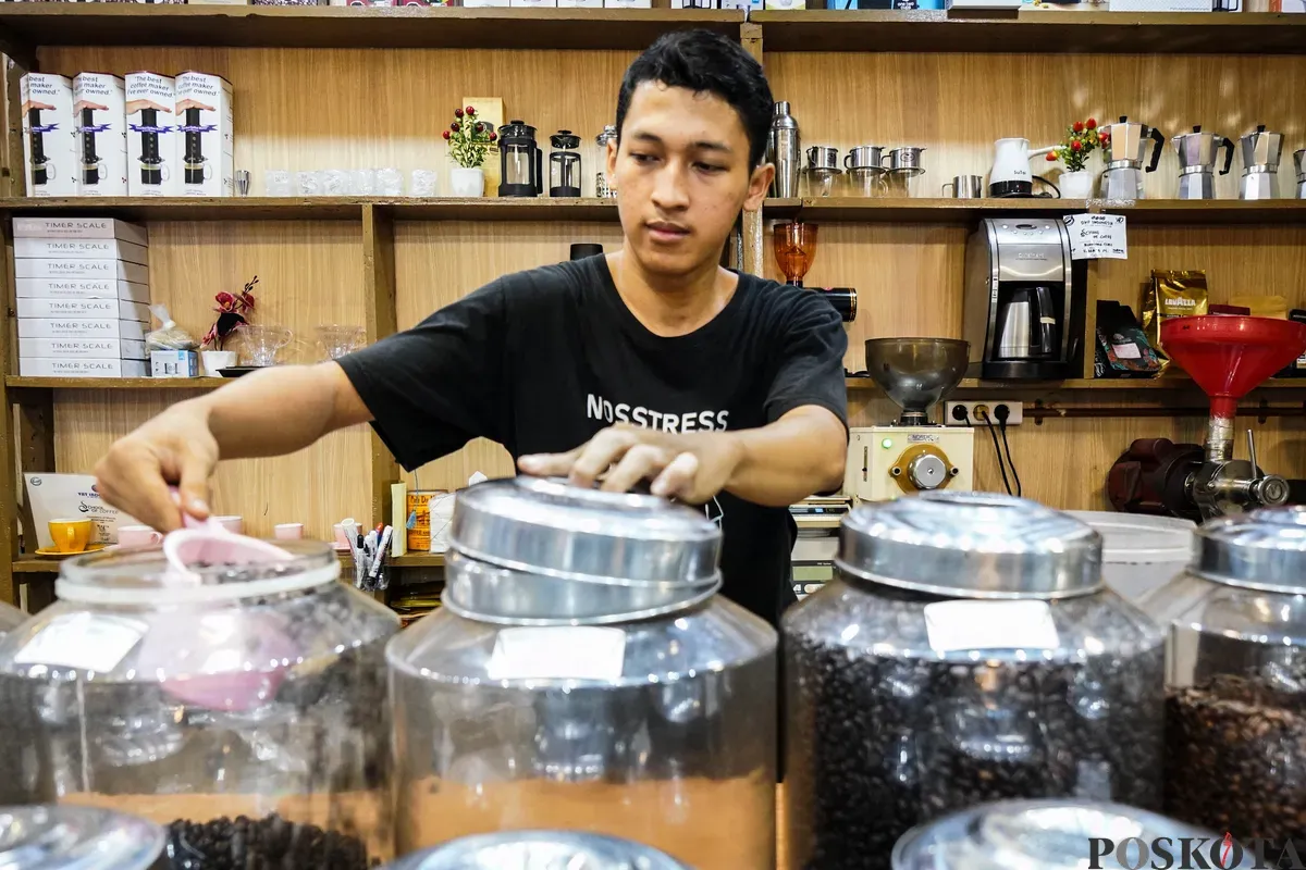 Pekerja melayani pembeli kopi bubuk di Pasar Santa, Jakarta Selatan, Selasa, 6 Mei 2025. (Sumber: Poskota/Bilal Ginanjar)