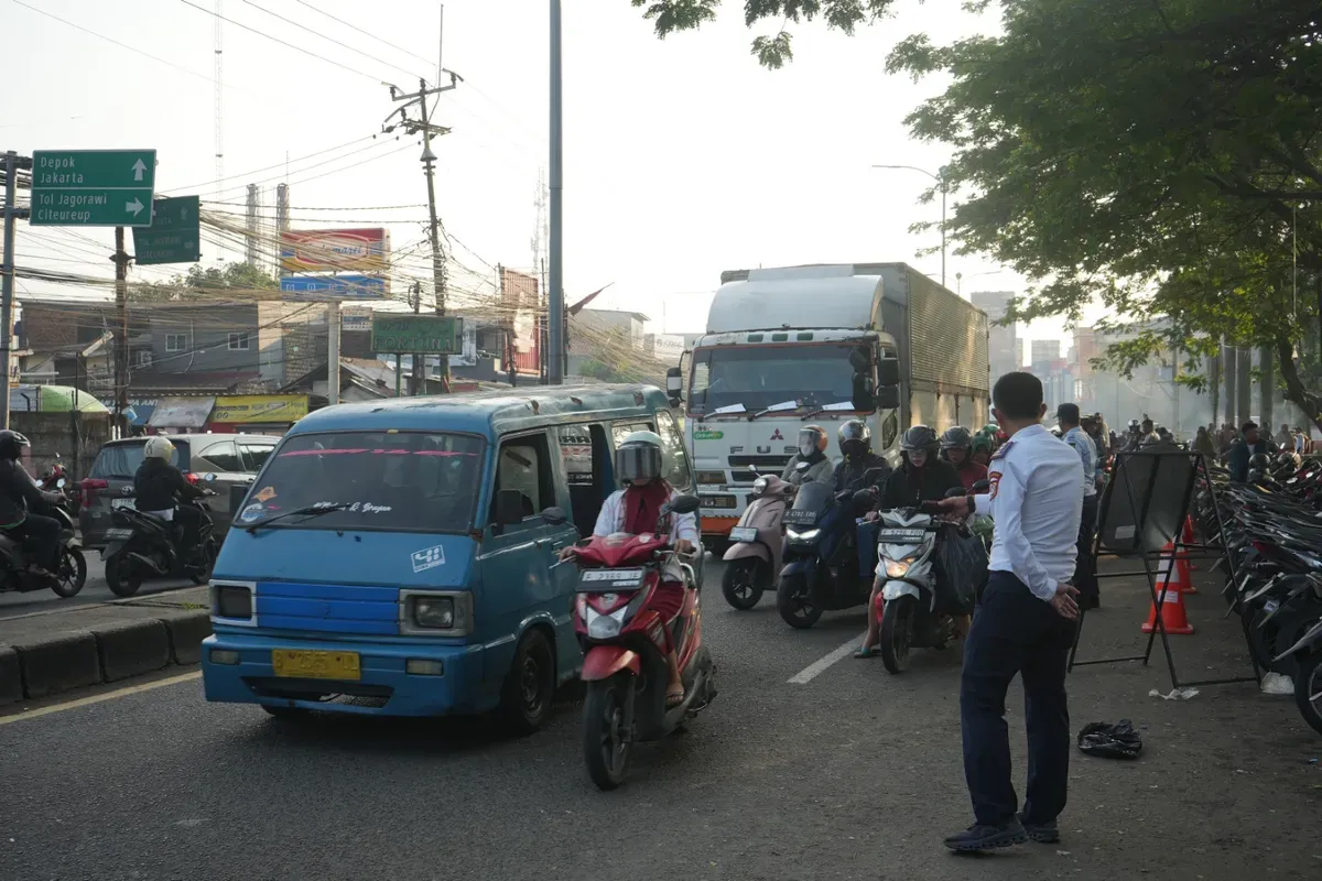 Petugas Dishub Kabupaten Bogor menertibkan parkir liar di kawasan Cibinong dan Citereup, Rabu, 7 Mei 2025. (Sumber: Dok. Pemkab Bogor)
