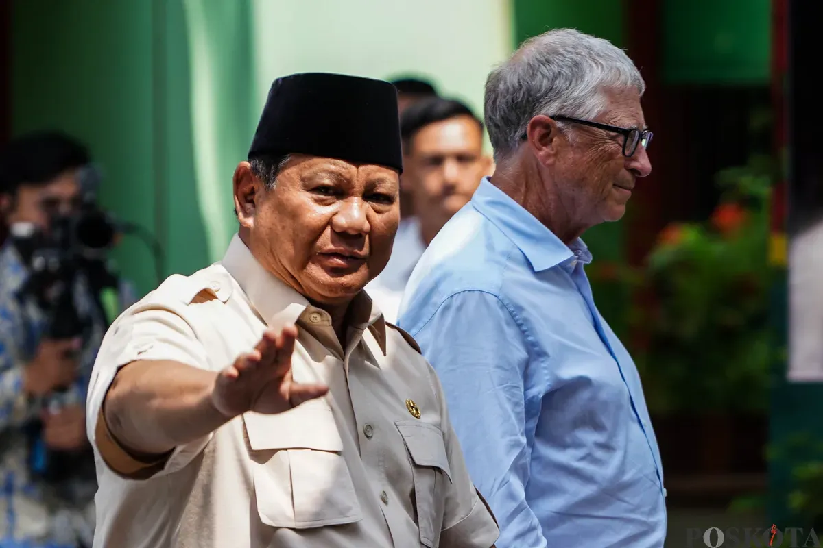 Presiden Prabowo Subianto didampingi pendiri Gates Fondation, Bill Gates mengunjungi program Makan Bergizi Gratis (MBG) di SDN Jati 03, Pulo Gadung, Jakarta Timur, Rabu, 7 Mei 2025. (Sumber: Poskota/Bilal Nugraha Ginanjar)