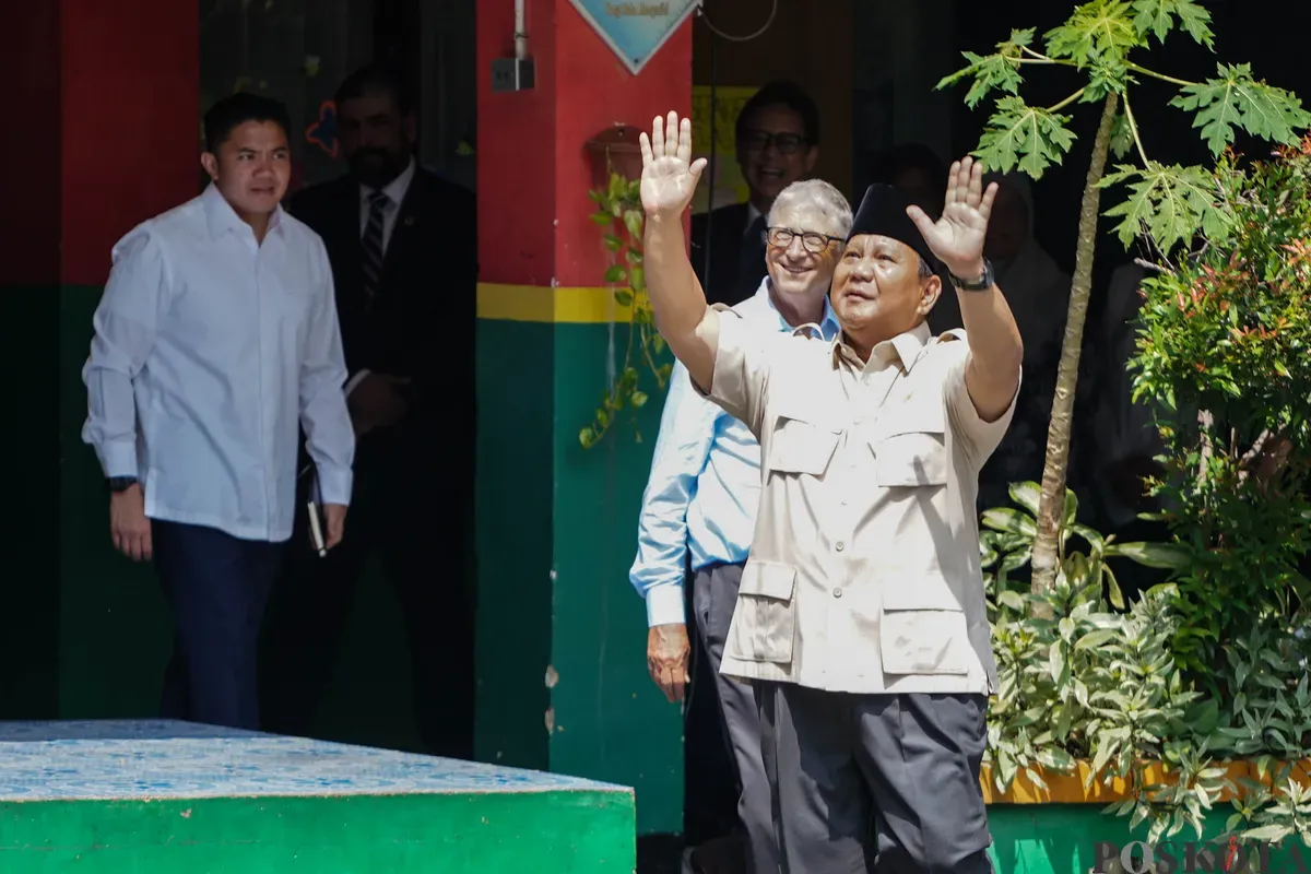 Presiden Prabowo Subianto didampingi pendiri Gates Fondation, Bill Gates mengunjungi program Makan Bergizi Gratis (MBG) di SDN Jati 03, Pulo Gadung, Jakarta Timur, Rabu, 7 Mei 2025. (Sumber: Poskota/Bilal Nugraha Ginanjar)