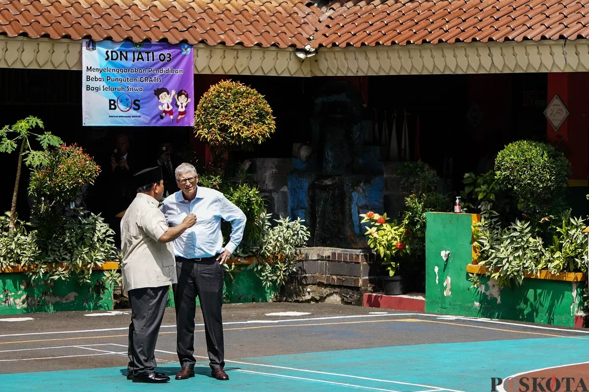 Presiden Prabowo Subianto didampingi pendiri Gates Fondation, Bill Gates mengunjungi program Makan Bergizi Gratis (MBG) di SDN Jati 03, Pulo Gadung, Jakarta Timur, Rabu, 7 Mei 2025. (Sumber: Poskota/Bilal Nugraha Ginanjar)