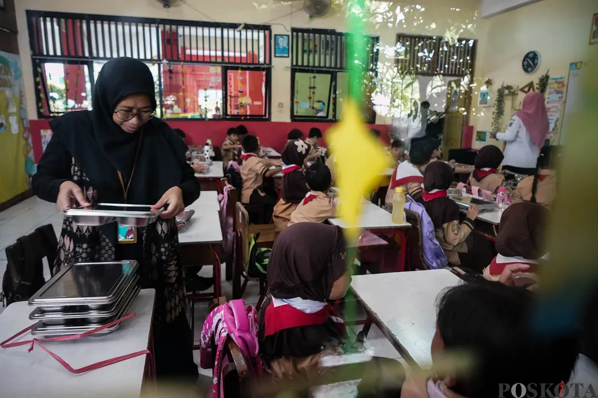 Presiden Prabowo Subianto didampingi pendiri Gates Fondation, Bill Gates mengunjungi program Makan Bergizi Gratis (MBG) di SDN Jati 03, Pulo Gadung, Jakarta Timur, Rabu, 7 Mei 2025. (Sumber: Poskota/Bilal Nugraha Ginanjar)