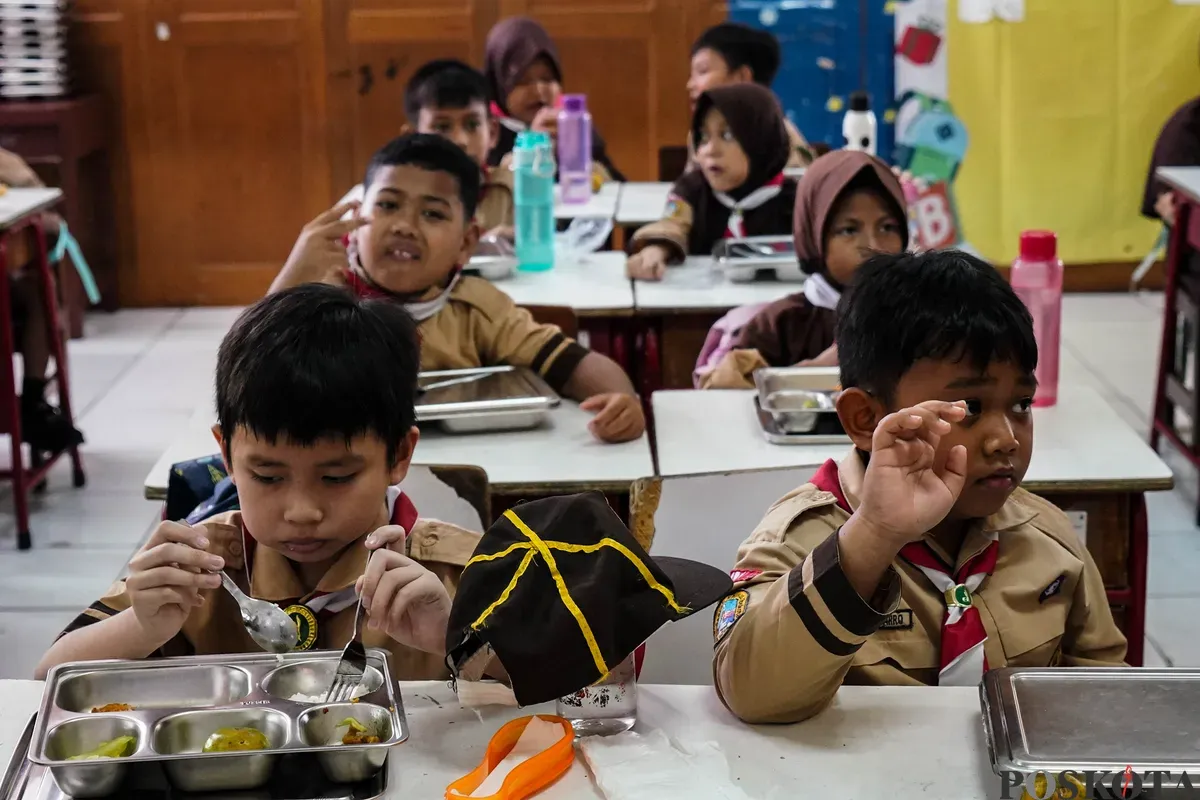 Presiden Prabowo Subianto didampingi pendiri Gates Fondation, Bill Gates mengunjungi program Makan Bergizi Gratis (MBG) di SDN Jati 03, Pulo Gadung, Jakarta Timur, Rabu, 7 Mei 2025. (Sumber: Poskota/Bilal Nugraha Ginanjar)