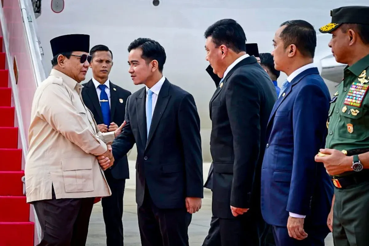 Presiden Prabowo Subianto menyalami Wakil Presiden Gibran Rakabuming Raka. (Sumber: setkab.go.id)