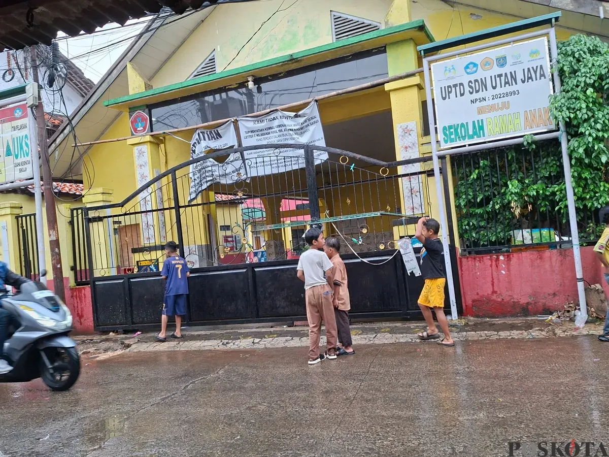 Sejumlah anak tampak bermain di depan SDN Utan Jaya Depok yang disegel oleh ahli waris. (Sumber: Poskota/Angga Pahlevi)