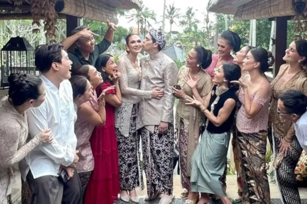 Acara pernikahan Luna Maya dan Maxime Bouttier akan disiarkan secara langsung di YouTube. (Sumber: YouTube/TS Media)