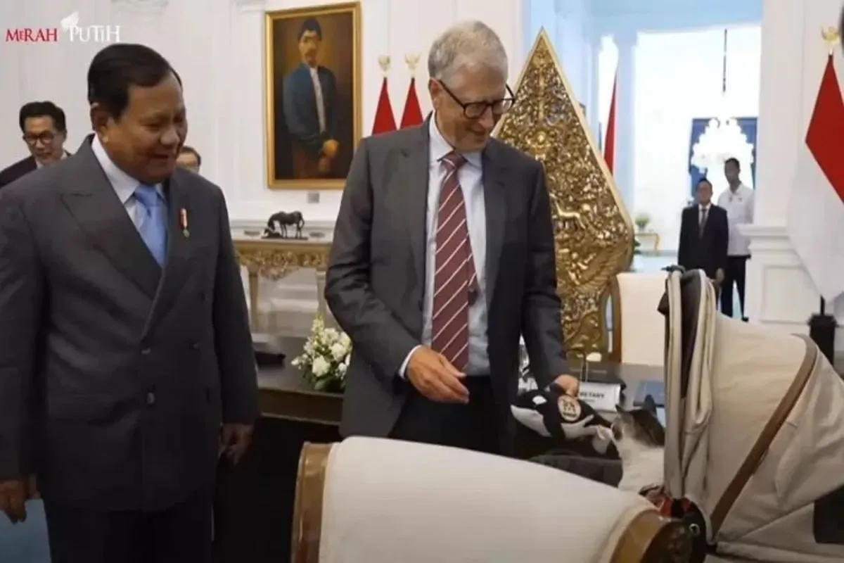 Momen BIll Gates berikan hadiah boneka paus kepada Bobby Kartanegara, kucing Prabowo. (Sumber: tangkapan layar)