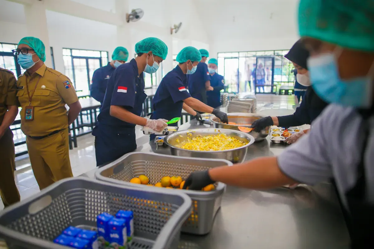 Dinkes Bogor bersama Pemkot mengambil sampel makanan di Bosowa Bina Insani. (Sumber: Dok. Pemkot Bogor)