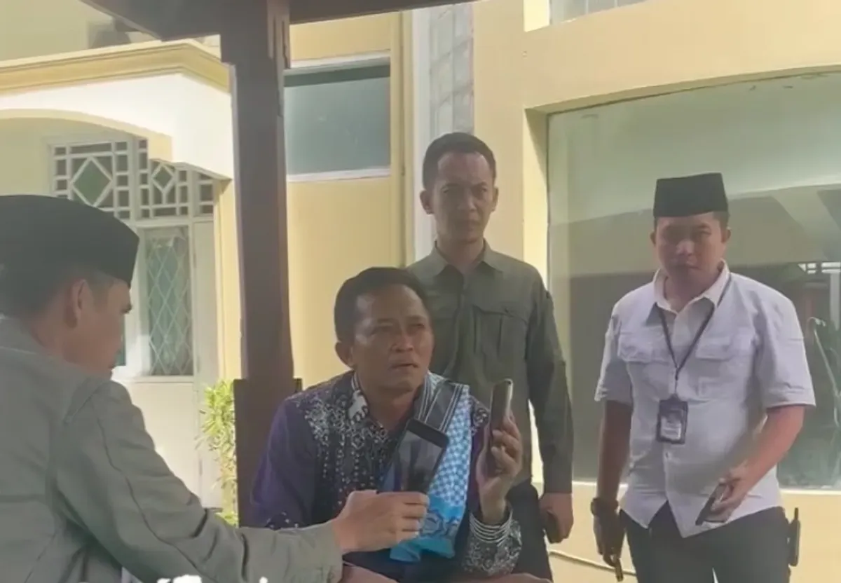 Keberangkatan Bupati Lombok Tengah, Lalu Pathul Bahri, kembali tertunda. Namanya dicoret dari kloter 6 dan dipindah ke kloter 8. (Sumber: Capture Info Lombok)