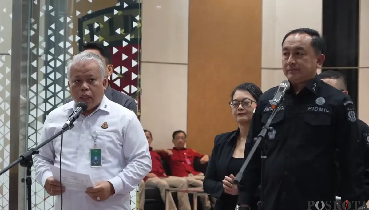 Kapuspenkum Kejagung Harli Siregar dan Direktur Penindakan Jampidmil Kejagung, Brigjen TNI Andi Suci (seragam hitam) dalam konferensi pers di Gedung Kejaksaan Agung, Jakarta, Rabu, 7 Mei 2025 malam. (Sumber: Poskota/Ali Mansur)