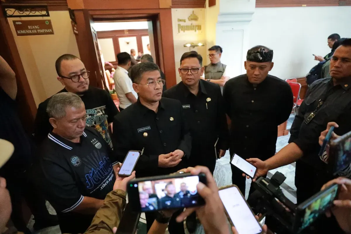 Wagub Jabar, Erwan Setiawan memaparkan perubahan titik akhir konvoi Persib Juara, Kamis 9 Mei 2025. (Foto: Dok. Humas Pemprov Jabar)