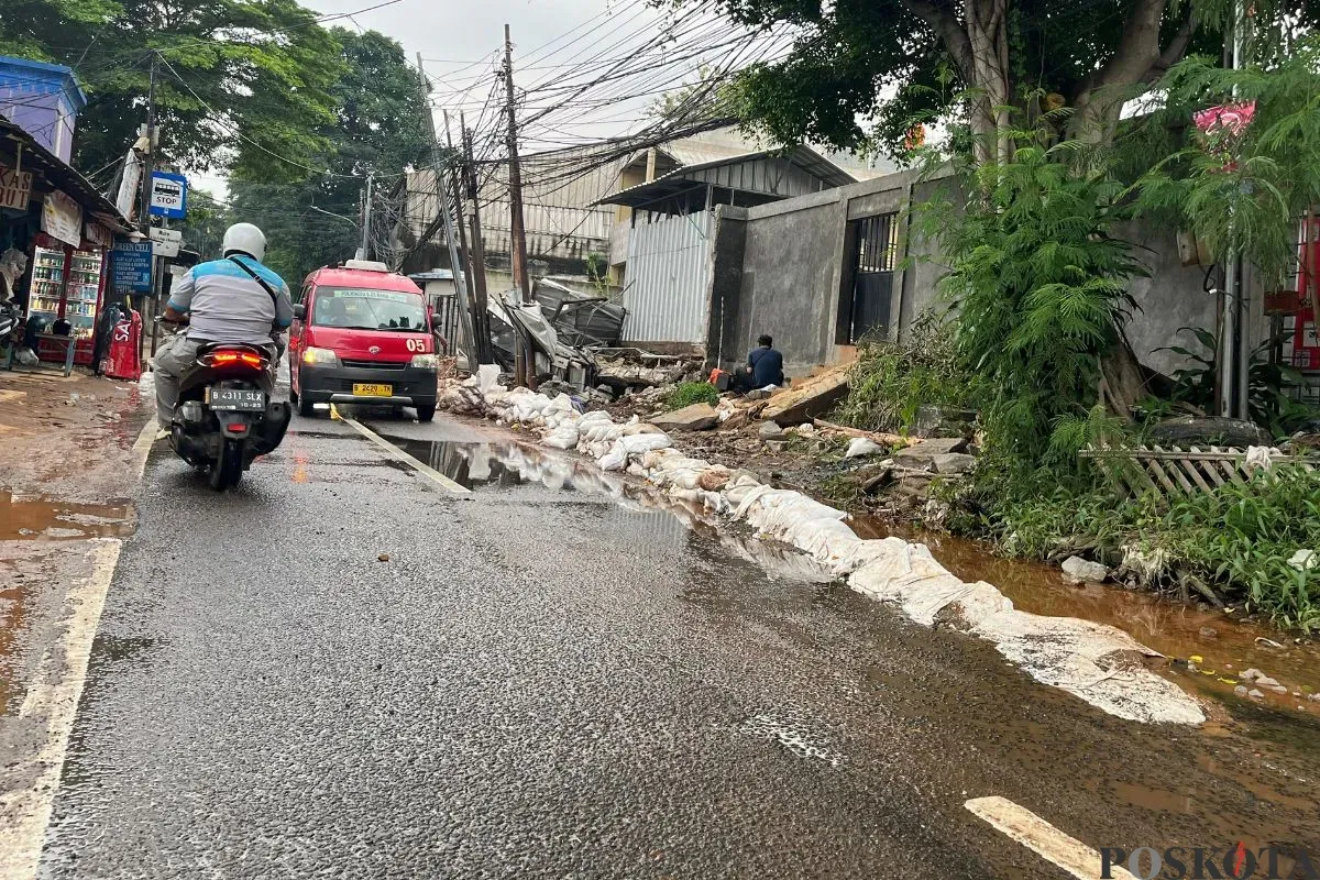 Lokasi tanggul jebol saat hujan deras di kawasan Kelurahan Kalibata, Kecamatan Pancoran, Jakarta Selatan, Kamis, 8 Mei 2025. (Sumber: Poskota/Pandi Ramedhan)