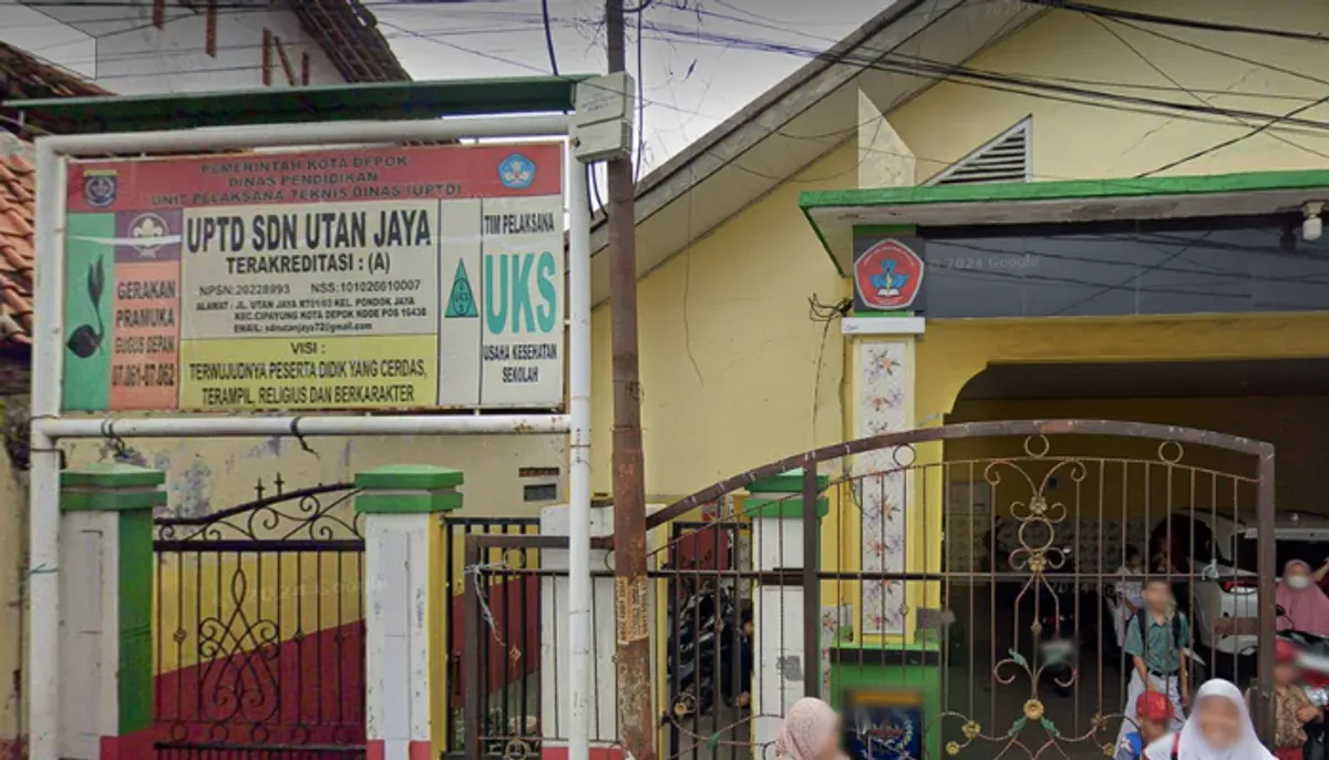 Ahli waris SDN Utan Jaya Depok menggembok sekolah setelah 35 tahun tak dapat ganti rugi. Siswa terpaksa dipulangkan sementara! Simak kronologi lengkap sengketa lahan. (Sumber: Google Street View, 2024)