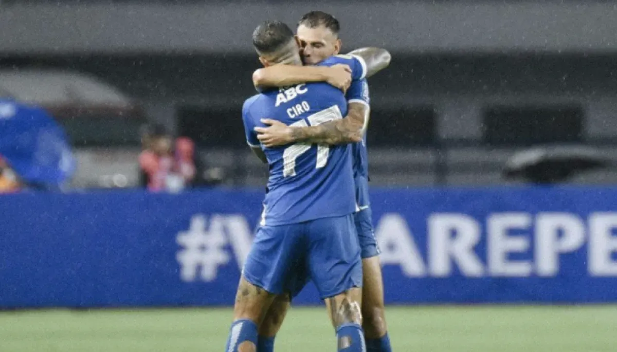 Aksi selebrasi Tyronne del Pino dan Ciro Alves saat mencetak gol untuk Persib di laga kontra Borneo FC pekan ke-11 Liga 1 2024. (Sumber: Dok/Persib)
