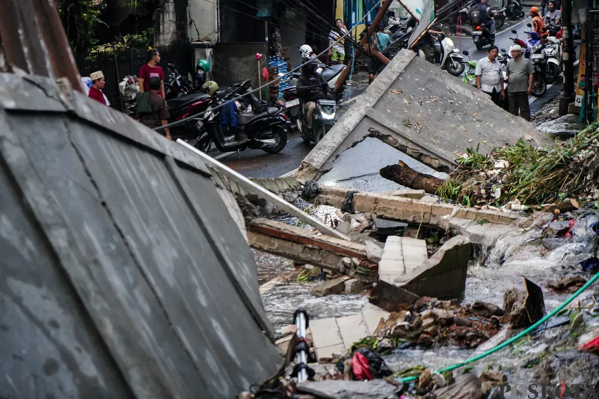Tembok pembatas sepanjang 12 meter di Kalibata Timur Raya, Jakarta Selatan ambruk karena tersumbatnya kali yang tepat berada di belakangnya. (Sumber: Poskota/Bilal Nugraha Ginanjar)
