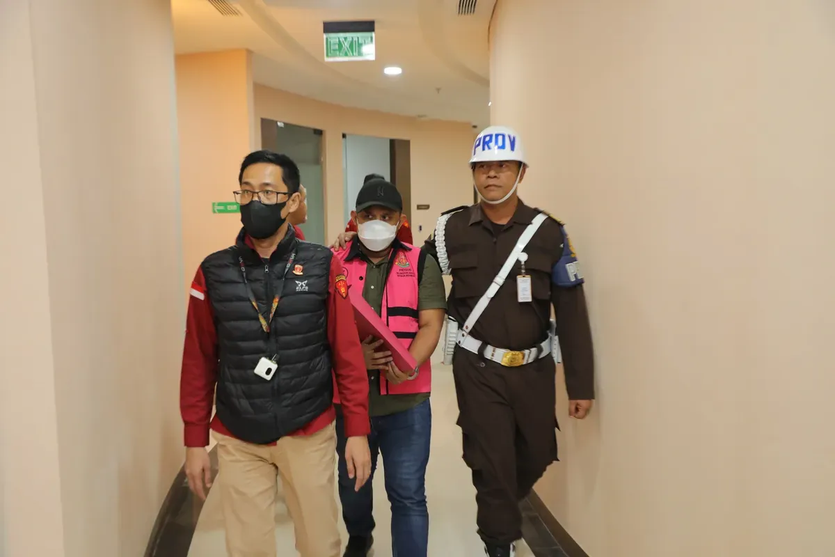 Tersangka kasus perintangan penanganan perkara berinisial MAM digiring menuju mobil tahanan di Gedung Kejaksaan Agung, Jakarta, Rabu, 7 Mei 2025 dini hari WIB. (Sumber: Dok. Kejagung)