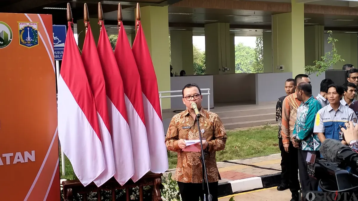 Kepala Dinas Perumahan Rakyat dan Kawasan Permukiman (DPRKP) DKI Jakarta Kelik Indriyanto saat menyampaikan pernyataan ke awak media, di Rusun Jagakarsa, Jakarta Selatan, Kamis 8 Mei 2025. (Sumber: Poskota/M. Tegar Jihad)