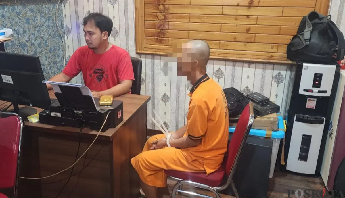 Salah satu tersangka pengedar narkoba menjalani pemeriksaan oleh penyidik Satresnarkoba Polres Serang. (Sumber: Poskota/Rahmat Haryono)