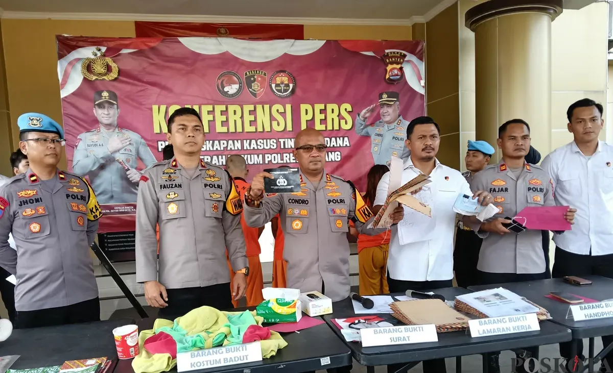 Kapolres Serang AKBP Condro Sasongko menjelaskan menunjukkan barang bukti berkas lamaran pencari kerja yang menjadi korban calo. (Sumber: Poskota/Rahmat Haryono)
