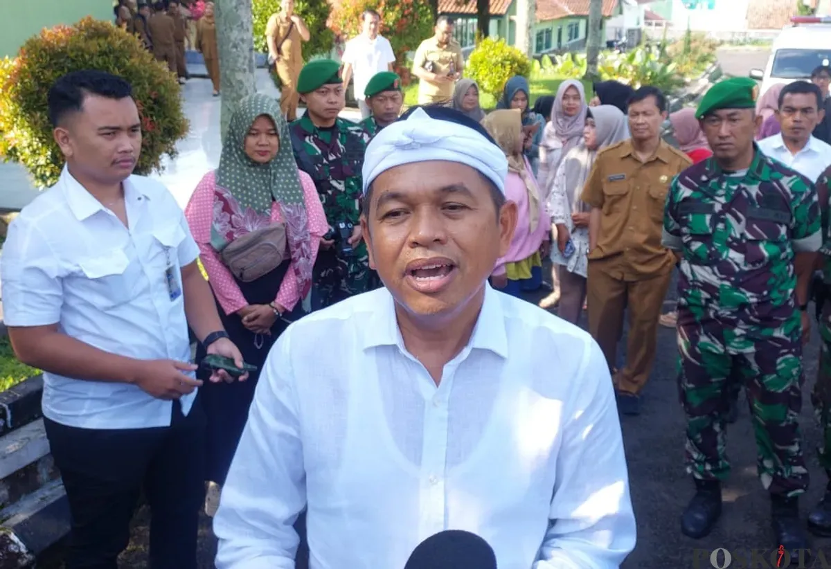 Gubernur Jawa Barat, Dedi Mulyadi, berikan pernyataan terkait larangan siswa bawa HP ke sekolah, di Rindam III/Siliwangi, Dodik Bela Negara, Lembang Kabupaten Bandung Barat. (Sumber: Poskota/Gatot Poedji Utomo)