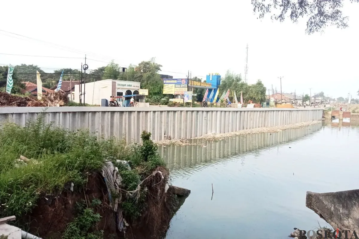 Kali Sepak Gabus di perbatasan Desa Srimukti dan Srijaya, Kabupaten Bekasi, terlihat berbeda seusai bangunan liar di sekitar ditertibkan, Kamis, 8 Mei 2025. (Sumber: Poskota/Nurpini Aulia Rapika)