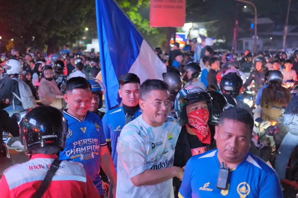 Wagub Jawa Barat, Erwan Setiawan turut meramaikan konvoi perayaan Persib juara bersama para bobotoh. (Foto: Dok. Humas Pemprov Jabar)