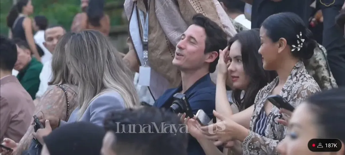 Nino Fernandez dan Steffi Zamora saat berada di akad nikah Luna Maya. (Sumber: YouTube/Luna Maya)