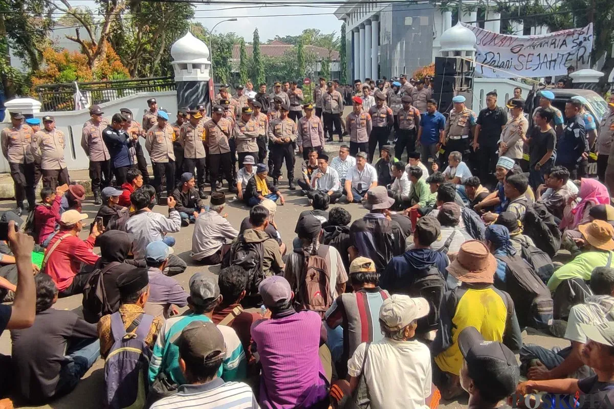 Ratusan massa berunjuk rasa di depan Kantor DPRD Kabupaten Pandeglang, Kamis, 8 Mei 2025. (Sumber: Poskota/Samsul Fatoni)