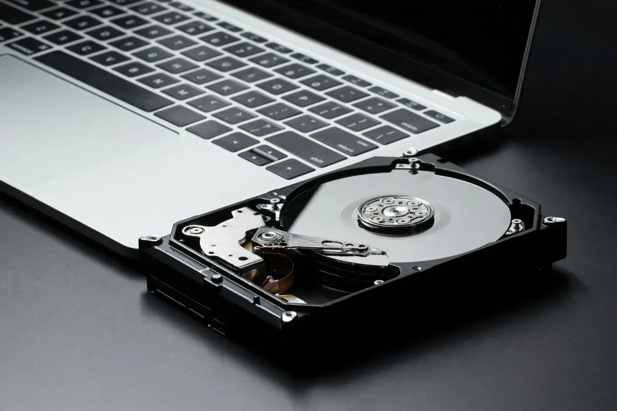 Pilih penyimpanan yang lebih baik, antara SDD dan HDD. Dan bagaimana cara upgradenya. (Sumber: freepik.com)