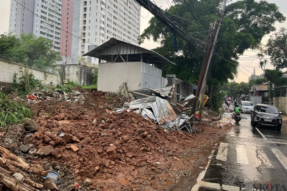 Lokasi tanggul atau tembok pembatas yang jebol saat hujan deras di kawasan Kalibata, Pancoran, Jakarta Selatan, Kamis, 8 Mei 2025. (Sumber: Poskota/Pandi Ramedhan)