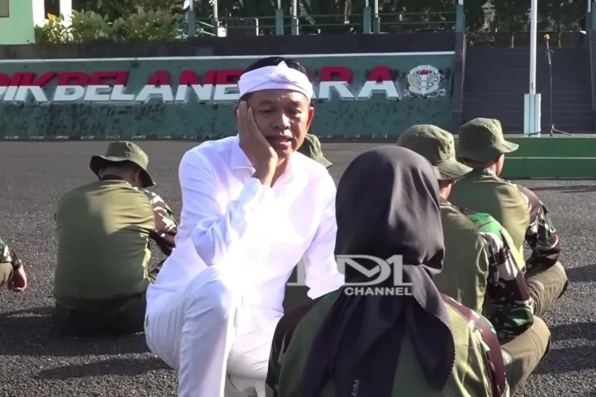 Dedi Mulyadi berbincang dengan siswi yang ikuti program pendidikan di barak militer, ternyata ini alasannya. (Sumber: YouTube/Dedi Mulyadi Channel)