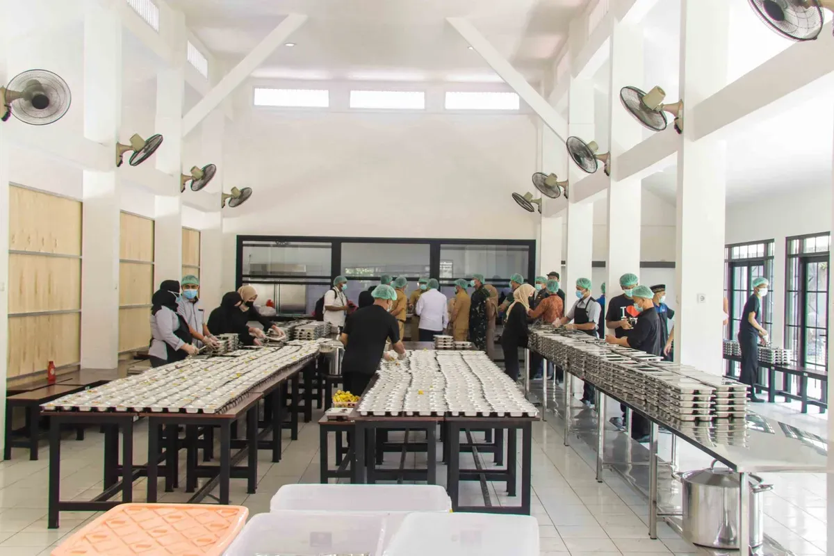 Pemkot Bogor bersama Dinkes tengah mengambil sampel makanan di Dapur Bosowa Bina Insani. (Sumber: Dok. Pemkot Bogor)