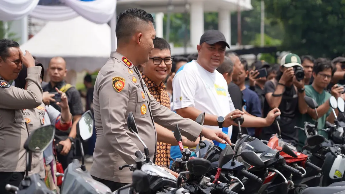 Bupati Bogor, Rudy Susmanto mengenakan kaos putih dan bertopi setelah menggelar konferensi pers kasus premanisme di Mapolres Bogor, Jumat, 9 Mei 2025. (Sumber: Dok. Pemkab Bogor)