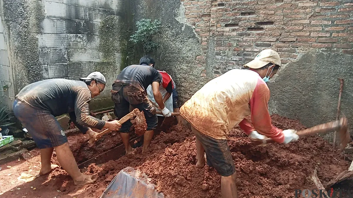 Proses penguburan kembali jasad Soleh Darmawan, 24 tahun, setelah dilakukan ekshumasi oleh Polda Metro Jaya dan Tim Forensik RS Polri Kramat Jati dan RS Bhayangkara Polri. (Sumber: Poskota/Nurpini Aulia Rapika)