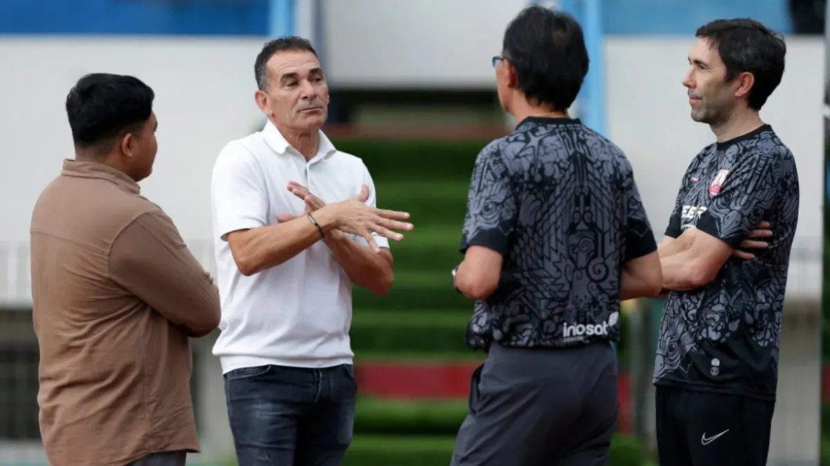 Pelatih Timnas Indonesia U-23, Gerald Vanenburg hadiri sesi latihan Persis Solo untuk memantau pemain. (Foto: ligaindonesiabaru.com)